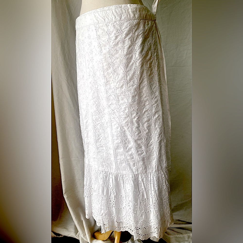 Gap white eyelet wrap skirt Large NWOT